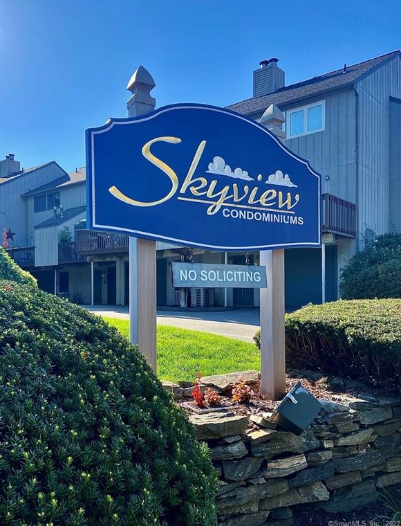 121 Skyview Dr, Cromwell CT  06416-1876 exterior