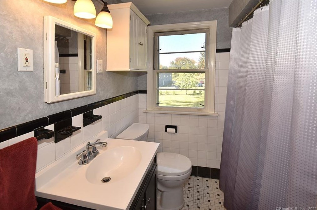 1059 East St, Suffield CT  06078-1366 exterior