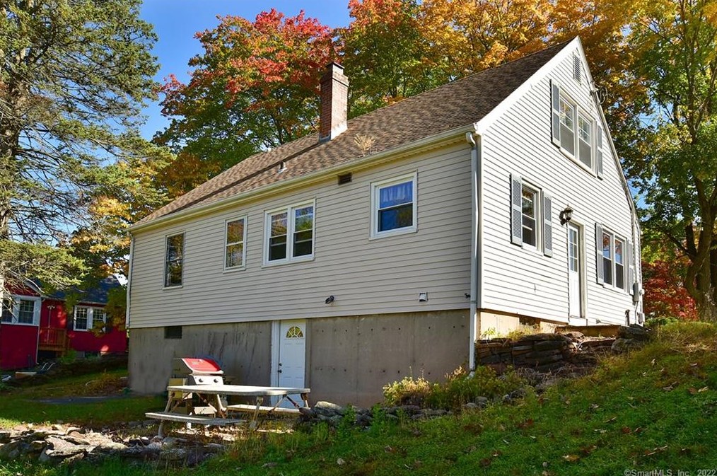 1059 East St, Suffield CT  06078-1366 exterior