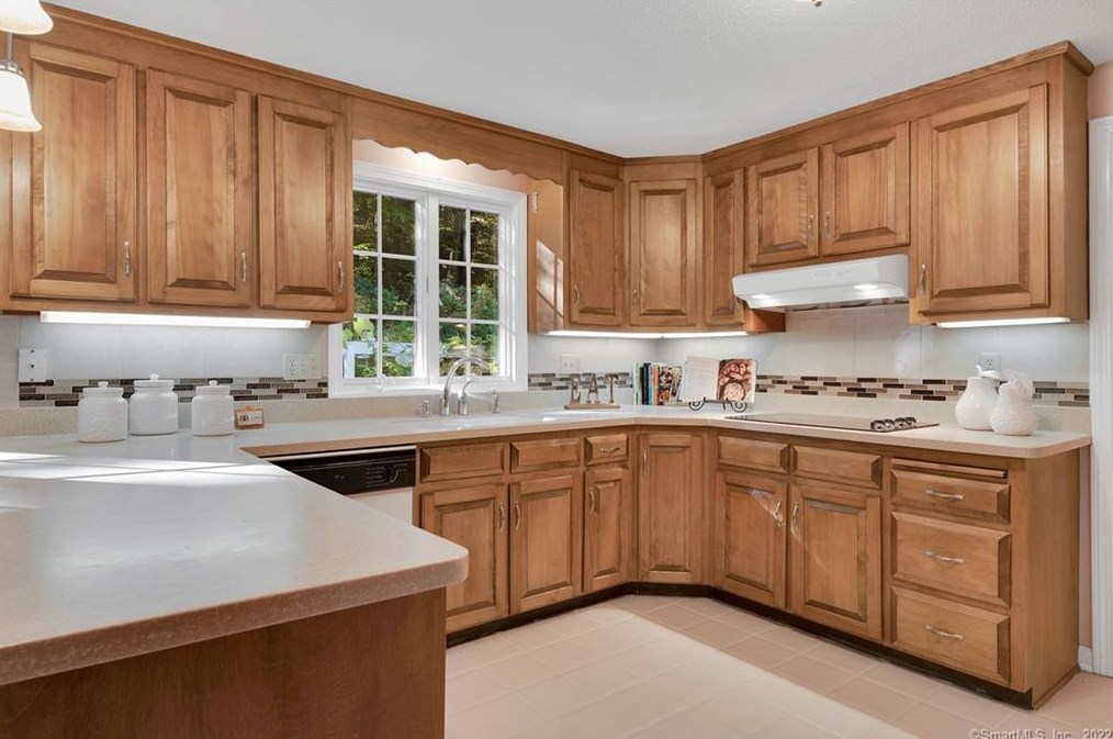 17 Fall Brk, Avon CT 06001-3522 exterior