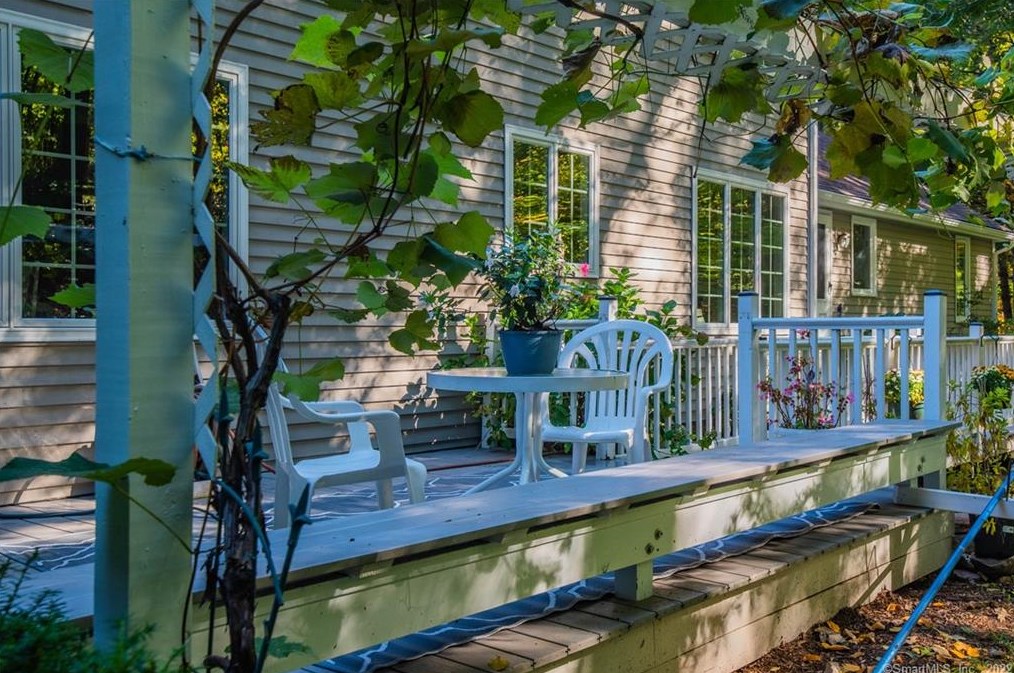 17 Fall Brk, Avon CT 06001-3522 exterior