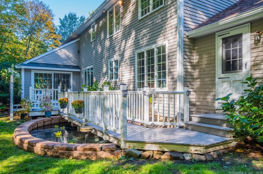 17 Fall Brk, Avon CT 06001-3522 exterior