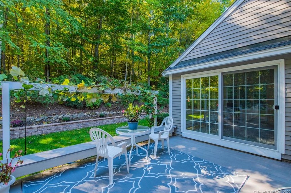 17 Fall Brk, Avon CT 06001-3522 exterior