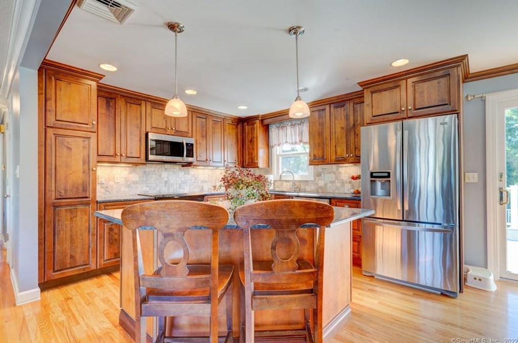 161 School House Rd, Hartford CT 06111-4033 exterior