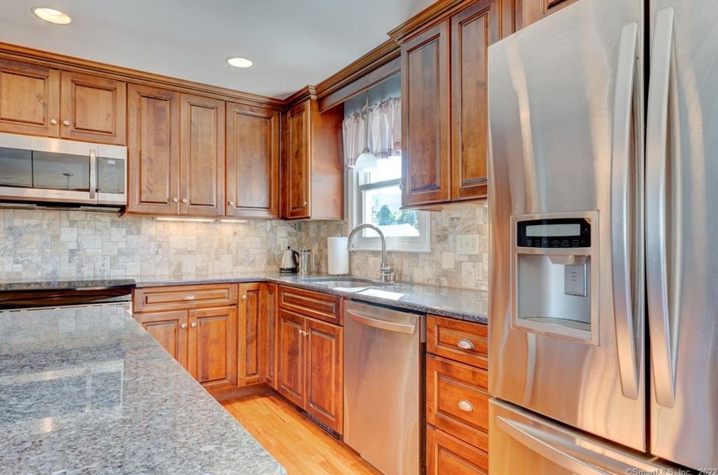 161 School House Rd, Hartford CT 06111-4033 exterior