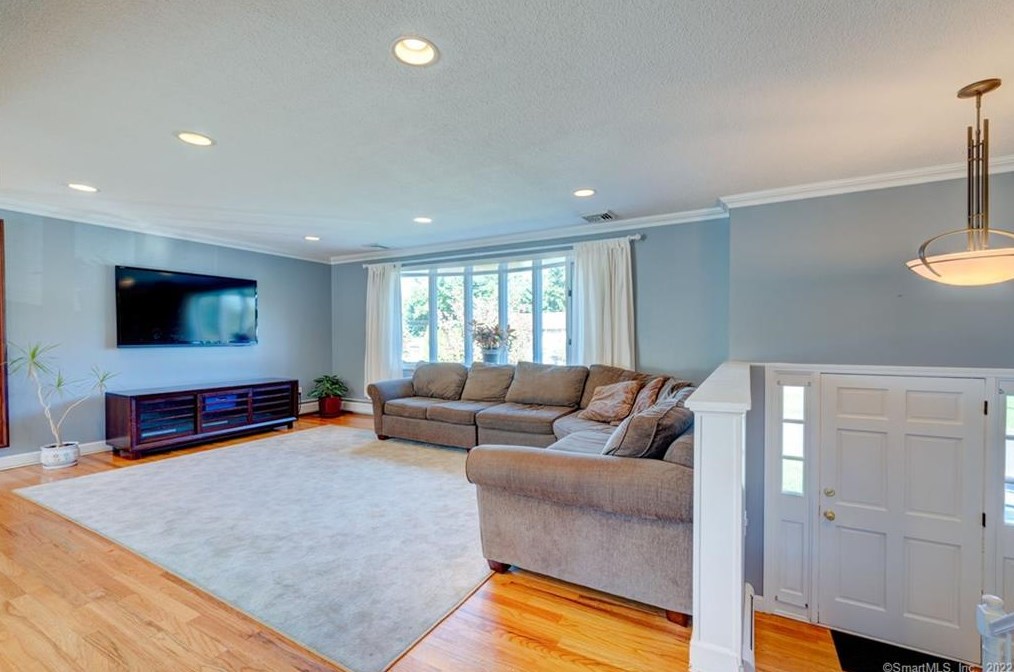 161 School House Rd, Hartford CT 06111-4033 exterior