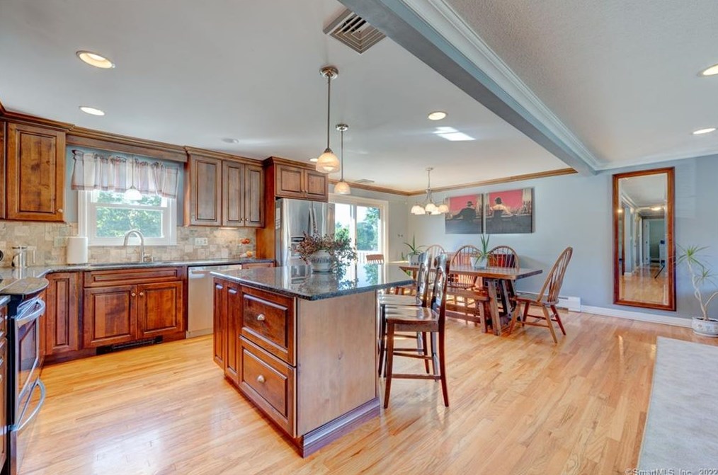 161 School House Rd, Hartford CT 06111-4033 exterior