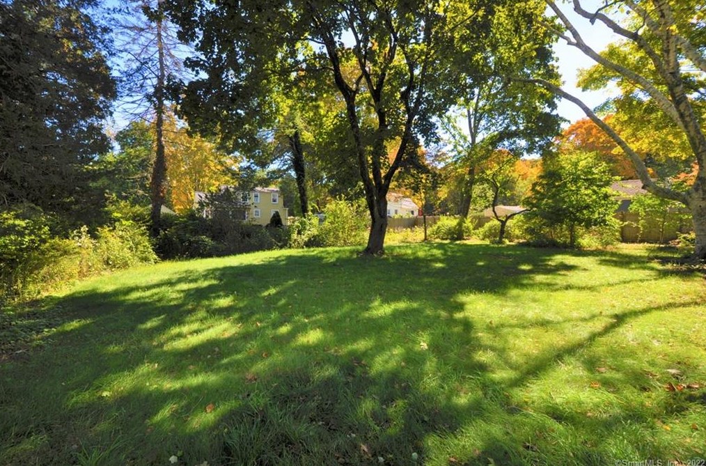 31 Edwards St, Guilford CT  06437-2118 exterior