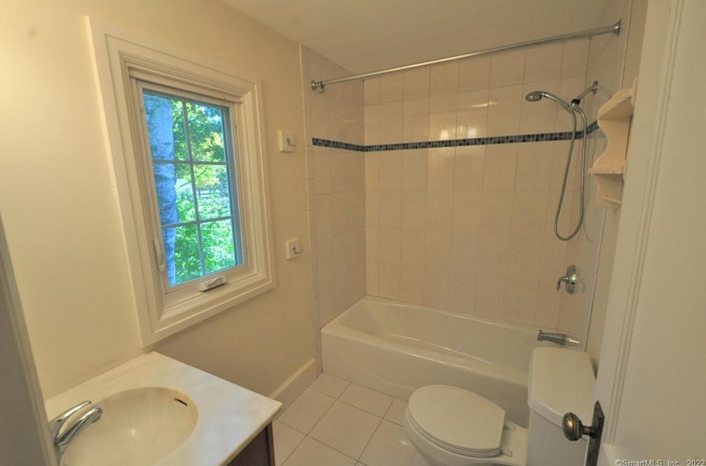 31 Edwards St, Guilford CT  06437-2118 exterior