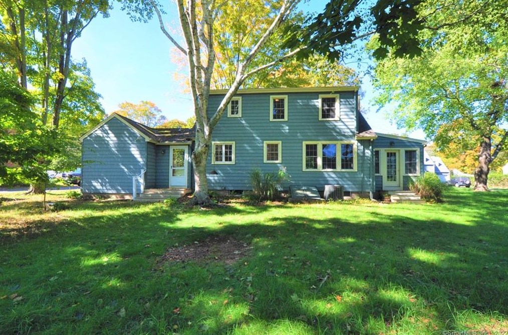 31 Edwards St, Guilford CT  06437-2118 exterior