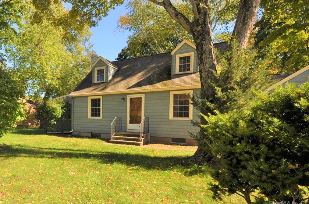 31 Edwards St, Guilford CT  06437-2118 exterior