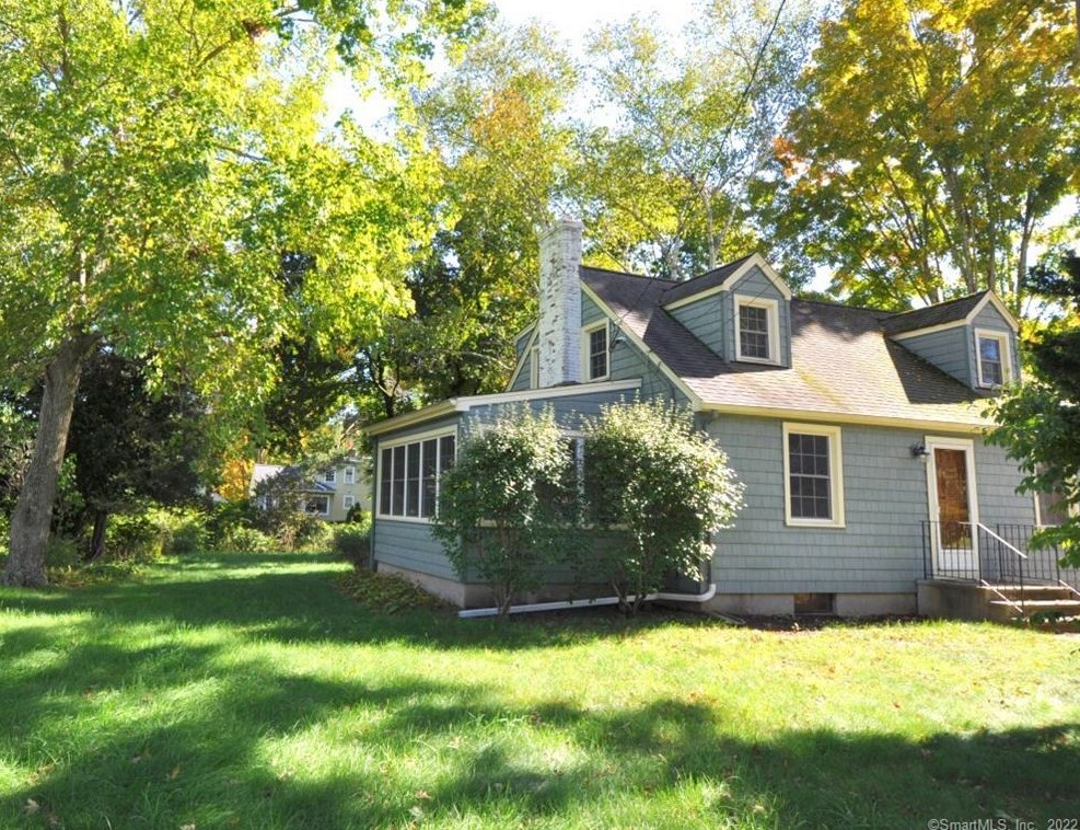 31 Edwards St, Guilford CT  06437-2118 exterior