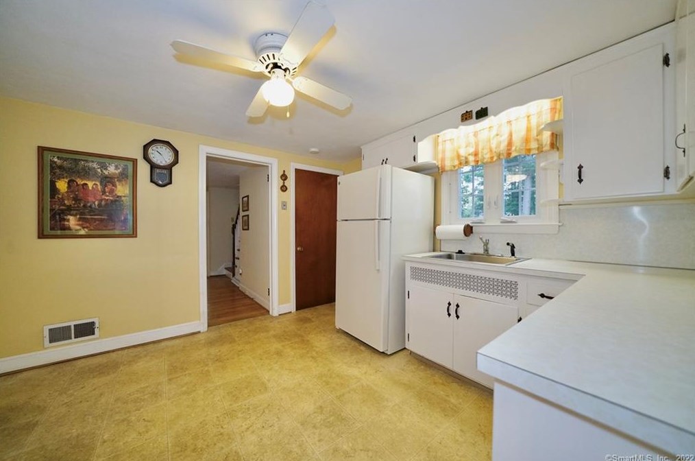 69 Burnbrook Rd, Hartford CT 06118-2009 exterior