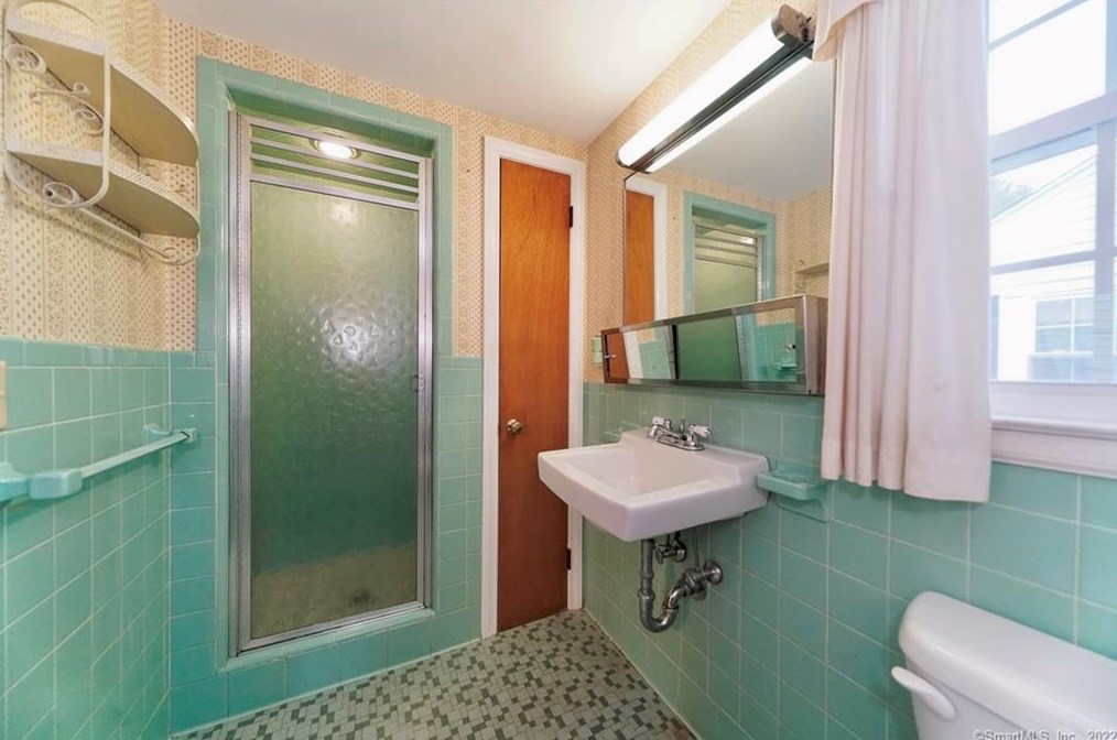 69 Burnbrook Rd, Hartford CT 06118-2009 exterior