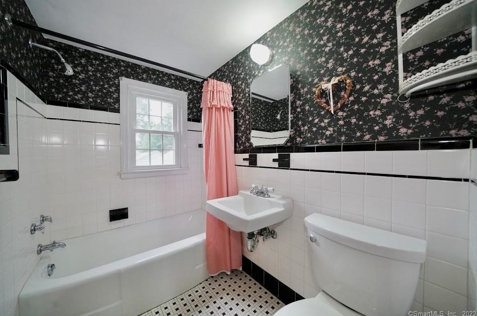 69 Burnbrook Rd, Hartford CT 06118-2009 exterior