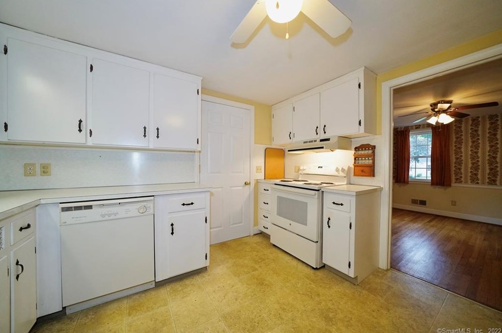 69 Burnbrook Rd, Hartford CT 06118-2009 exterior