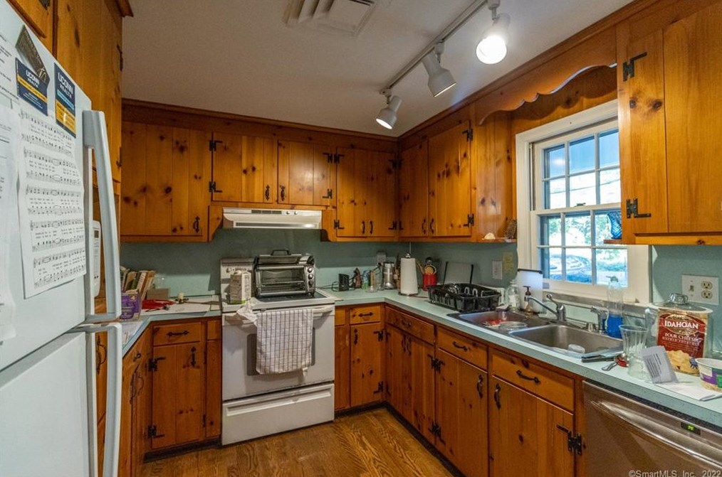 232 Haynes Rd, Avon CT 06001-2978 exterior