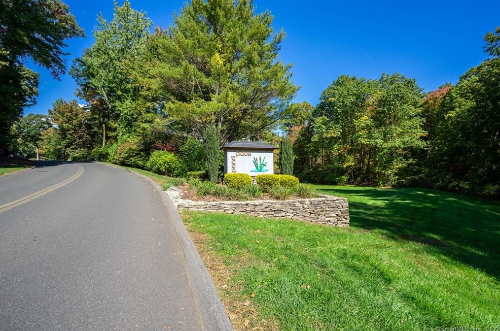1 Owl Ct, Avon CT  06001-3316 exterior