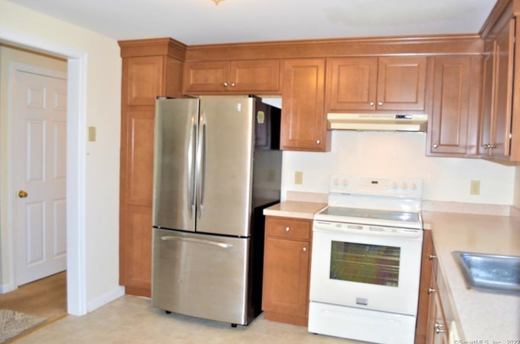 9 Gin Still Ln, Hartford CT  06107-2649 exterior