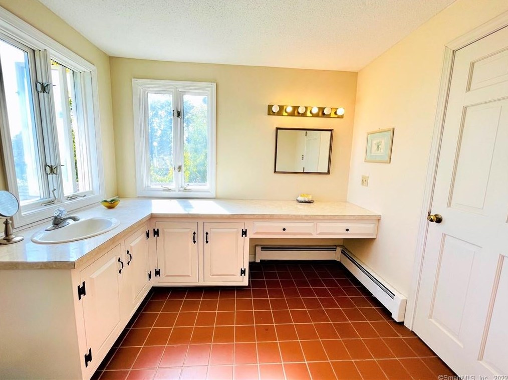 9 Gin Still Ln, Hartford CT  06107-2649 exterior