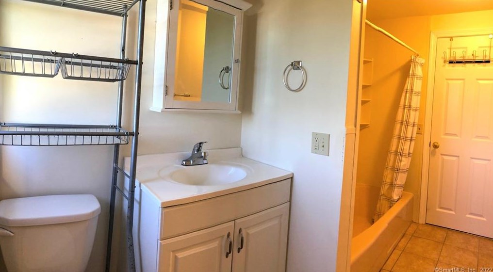 9 Gin Still Ln, Hartford CT  06107-2649 exterior