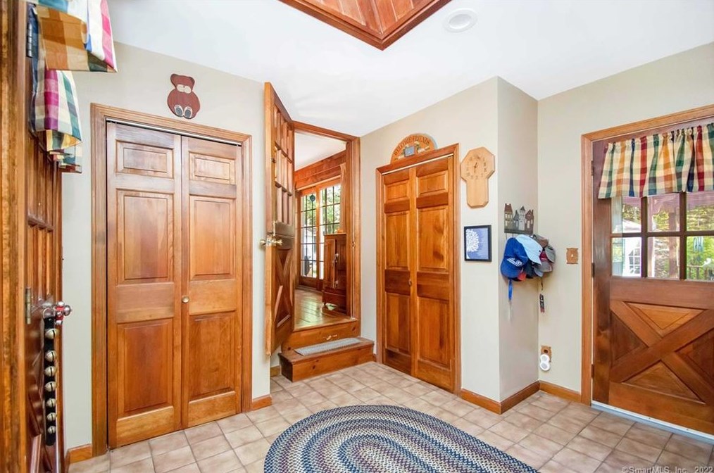 93 Burbank Rd, Ellington CT 06029-2805 exterior