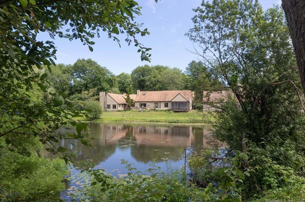 19 Copper Hill Dr, Guilford CT  06437-1861 exterior