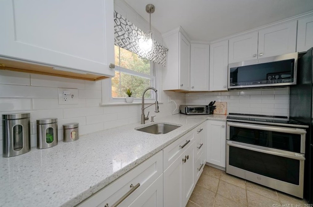 97 Alps Dr, Hartford CT 06108-1402 exterior