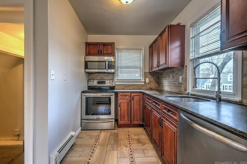 24 Benton St, New Haven CT  06515-1630 exterior