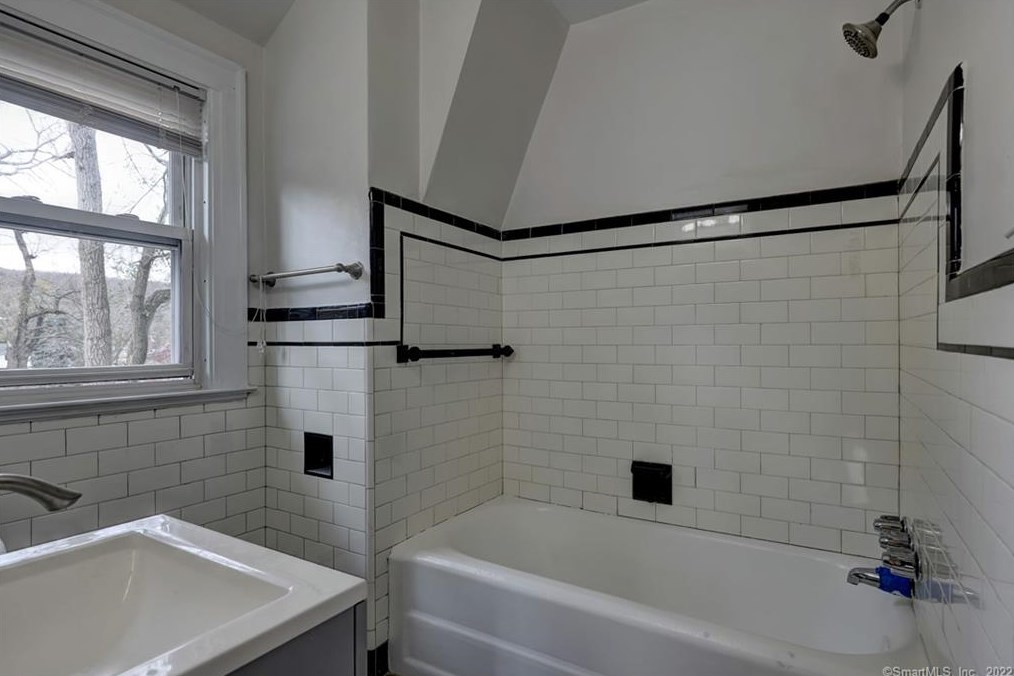 24 Benton St, New Haven CT  06515-1630 exterior