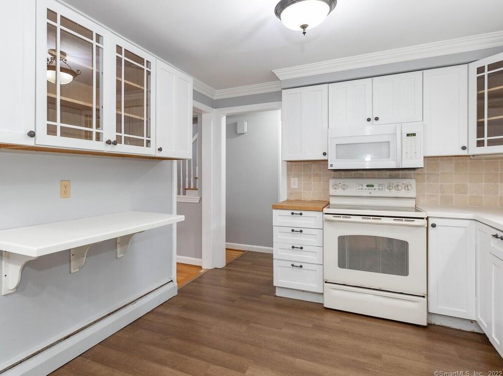 111 Tamara Cir, Avon CT 06001-2254 exterior