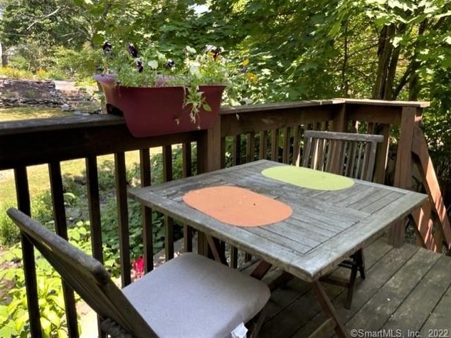 11 Lk Ave, New Haven CT 06516-4812 exterior