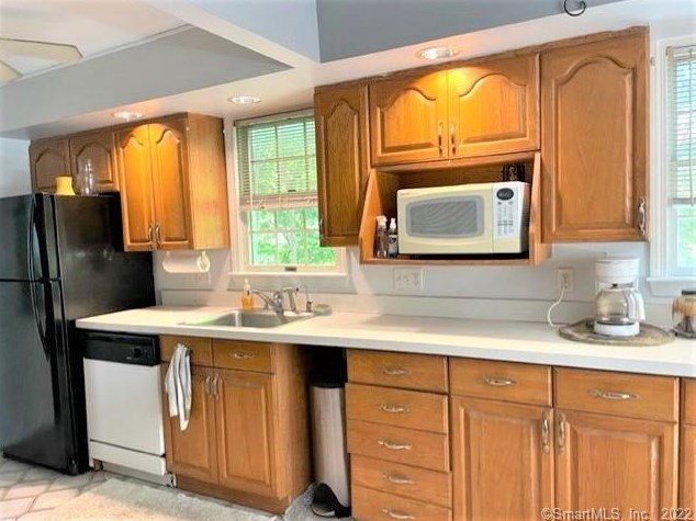 11 Lk Ave, New Haven CT 06516-4812 exterior