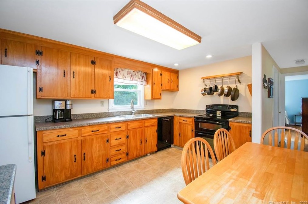 323 Vernon Ave, Vernon CT 06066-4321 exterior