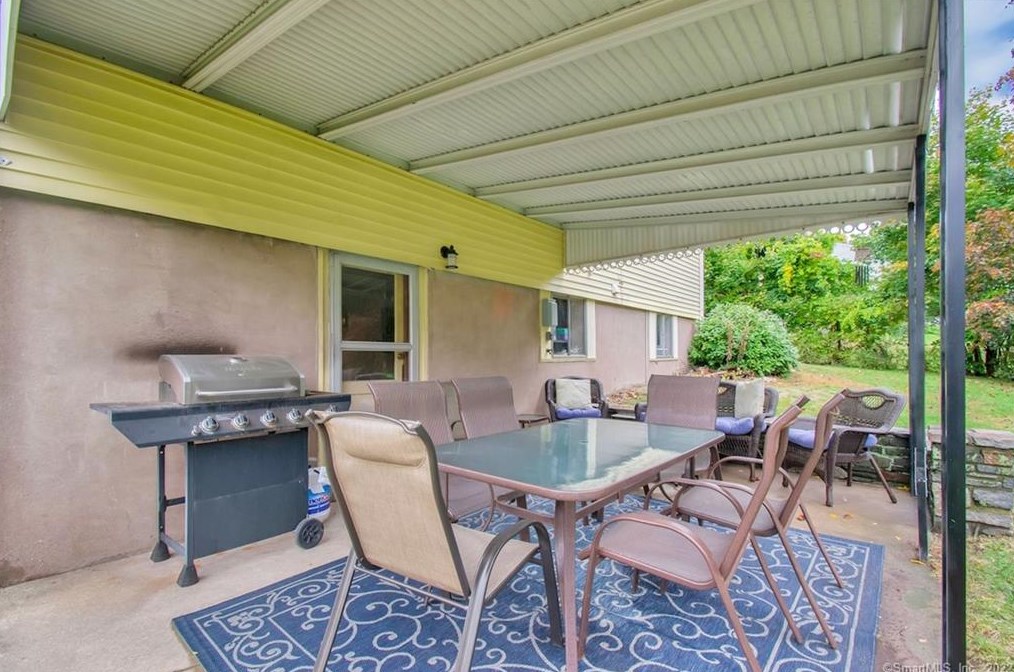 323 Vernon Ave, Vernon CT 06066-4321 exterior