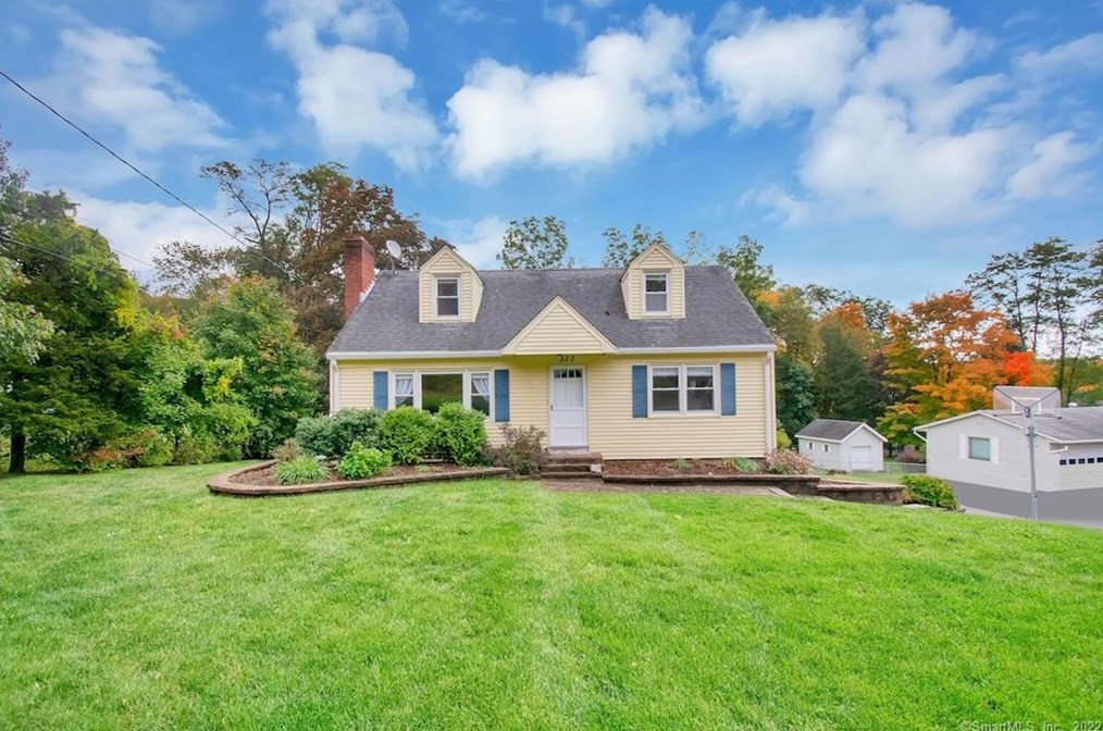 323 Vernon Ave, Vernon CT 06066-4321 exterior