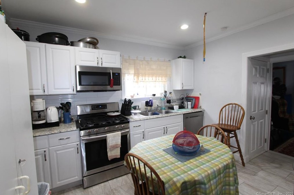 90 Harold St, Hartford CT  06112-1253 exterior