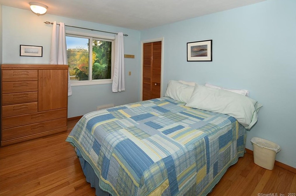 1704 Hl St, Suffield CT 06078-1048 exterior