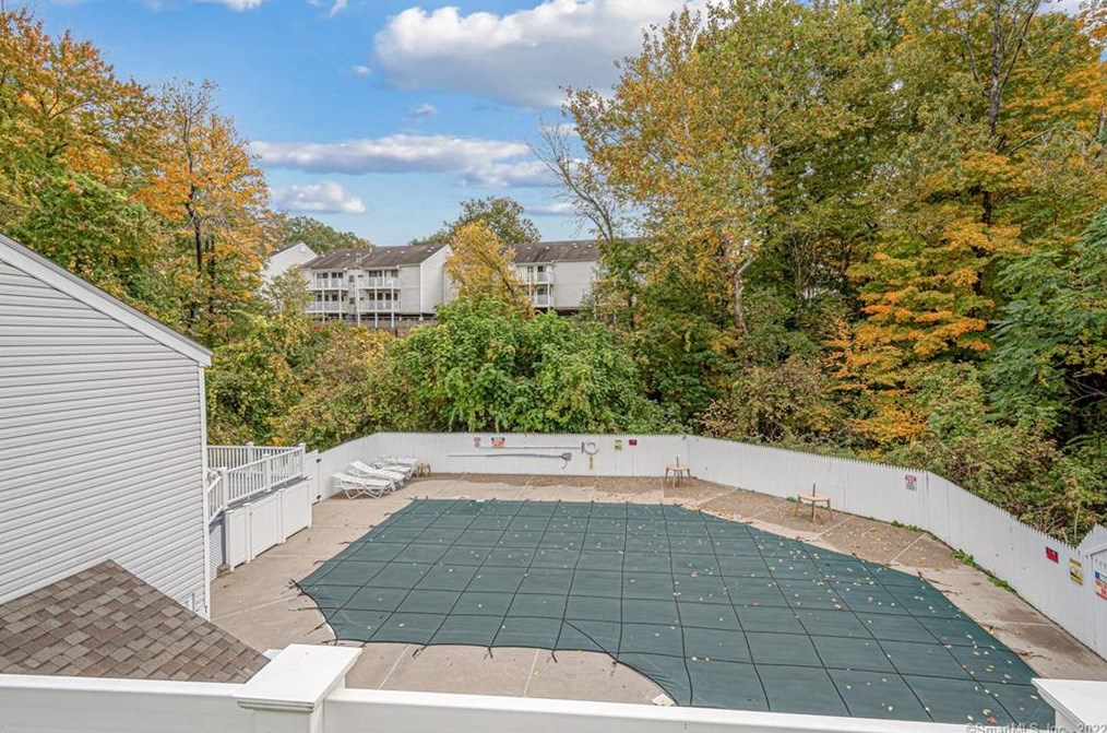 47 Brookwood Dr, Rocky Hill CT  06067-2726 exterior