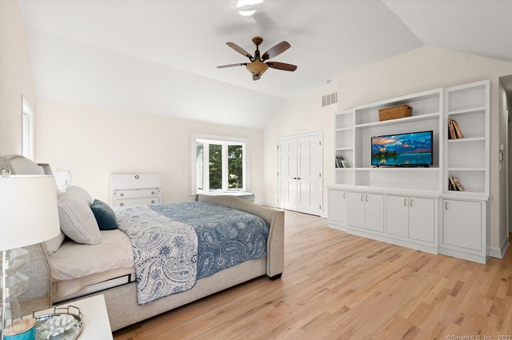 18 Beachside Cmn, Westport CT  06880-6243 exterior
