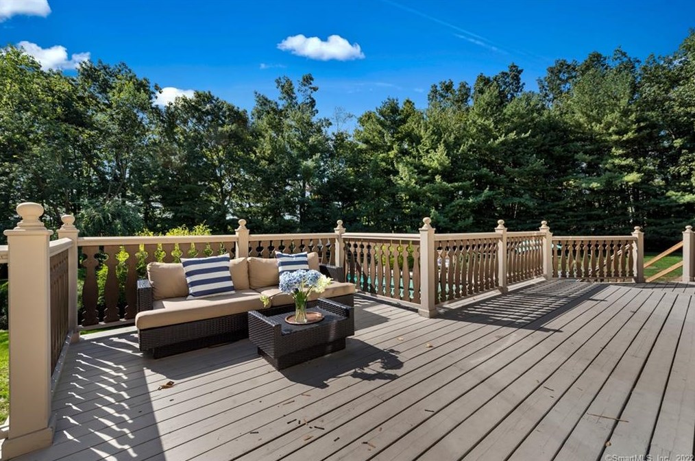 18 Beachside Cmn, Westport CT  06880-6243 exterior
