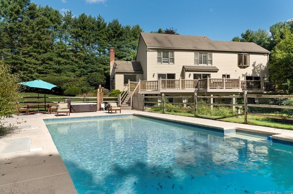 18 Beachside Cmn, Westport CT  06880-6243 exterior