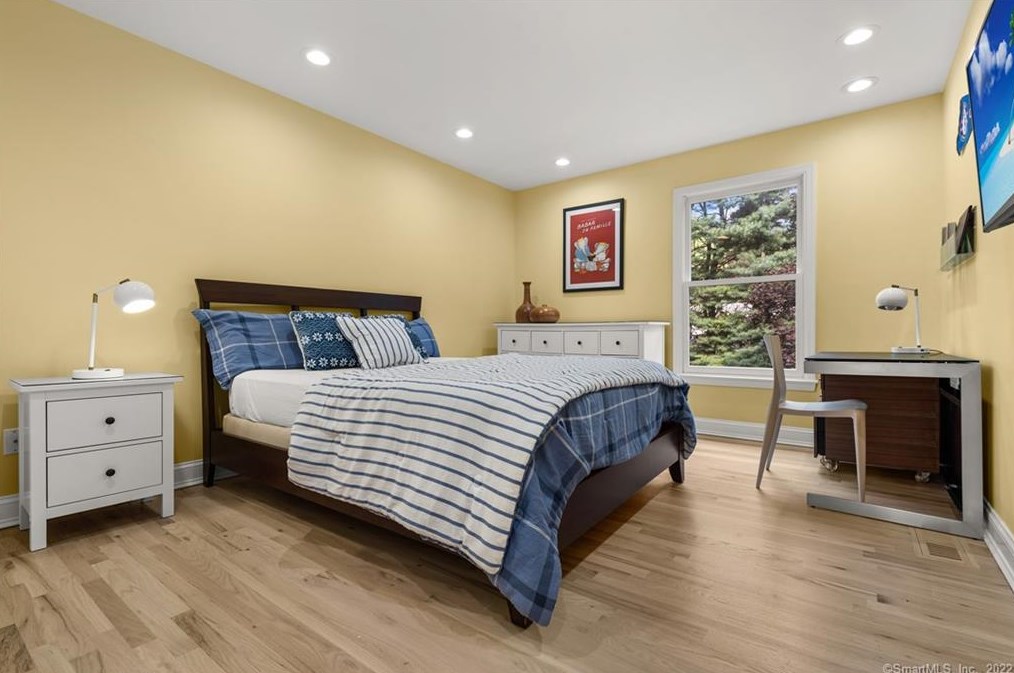 18 Beachside Cmn, Westport CT  06880-6243 exterior