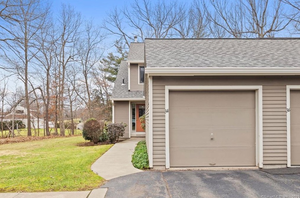 34 Pequot Dr, Rocky Hill CT  06067-3151 exterior
