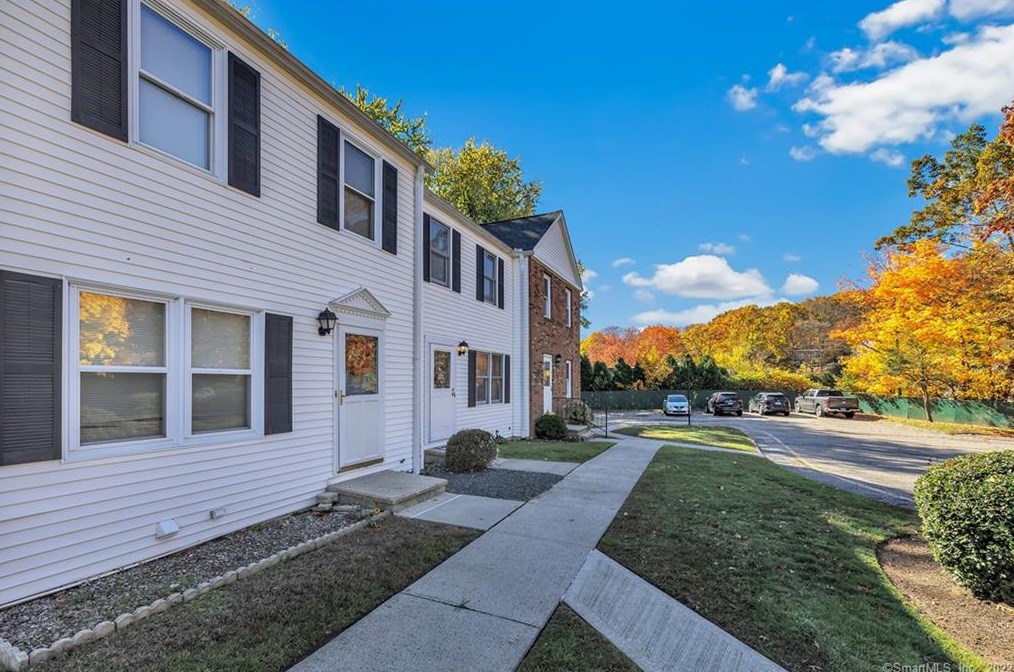 13 Colonial Vlg, Huntington CT  06484-3246 exterior