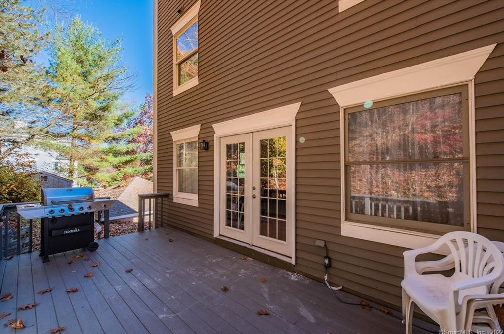 21 Oxford Ct, Simsbury CT  06070-2174 exterior