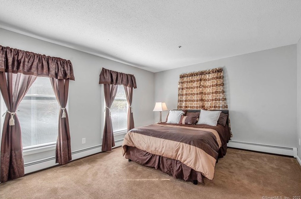 21 Oxford Ct, Simsbury CT  06070-2174 exterior