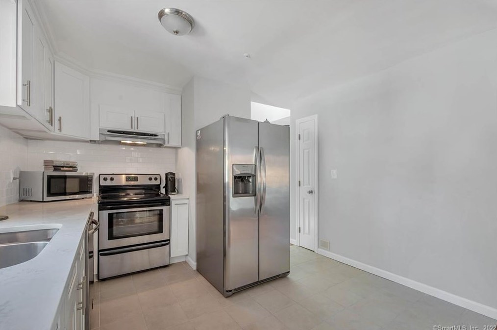 21 Oxford Ct, Simsbury CT  06070-2174 exterior