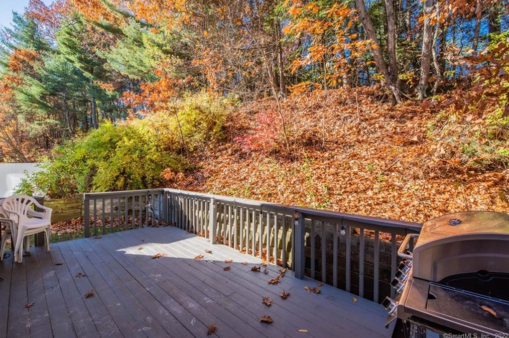 21 Oxford Ct, Simsbury CT  06070-2174 exterior