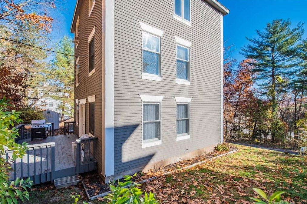 21 Oxford Ct, Simsbury CT  06070-2174 exterior